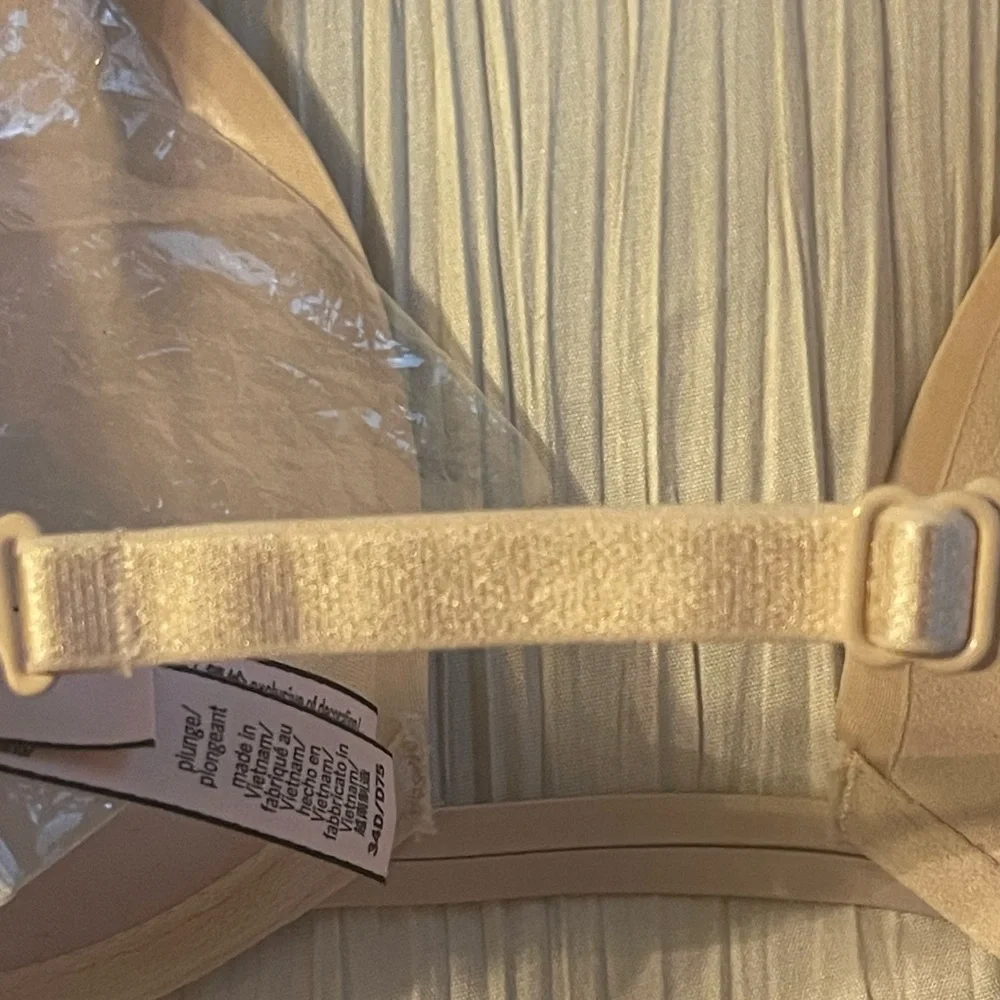 Victoria’s Secret‎ push up bra rhinestones nude beige size 34D